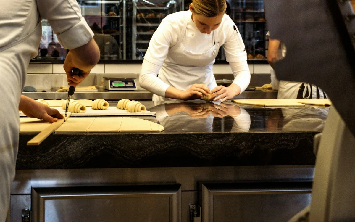 Confeiteiros preparando doces na cozinha